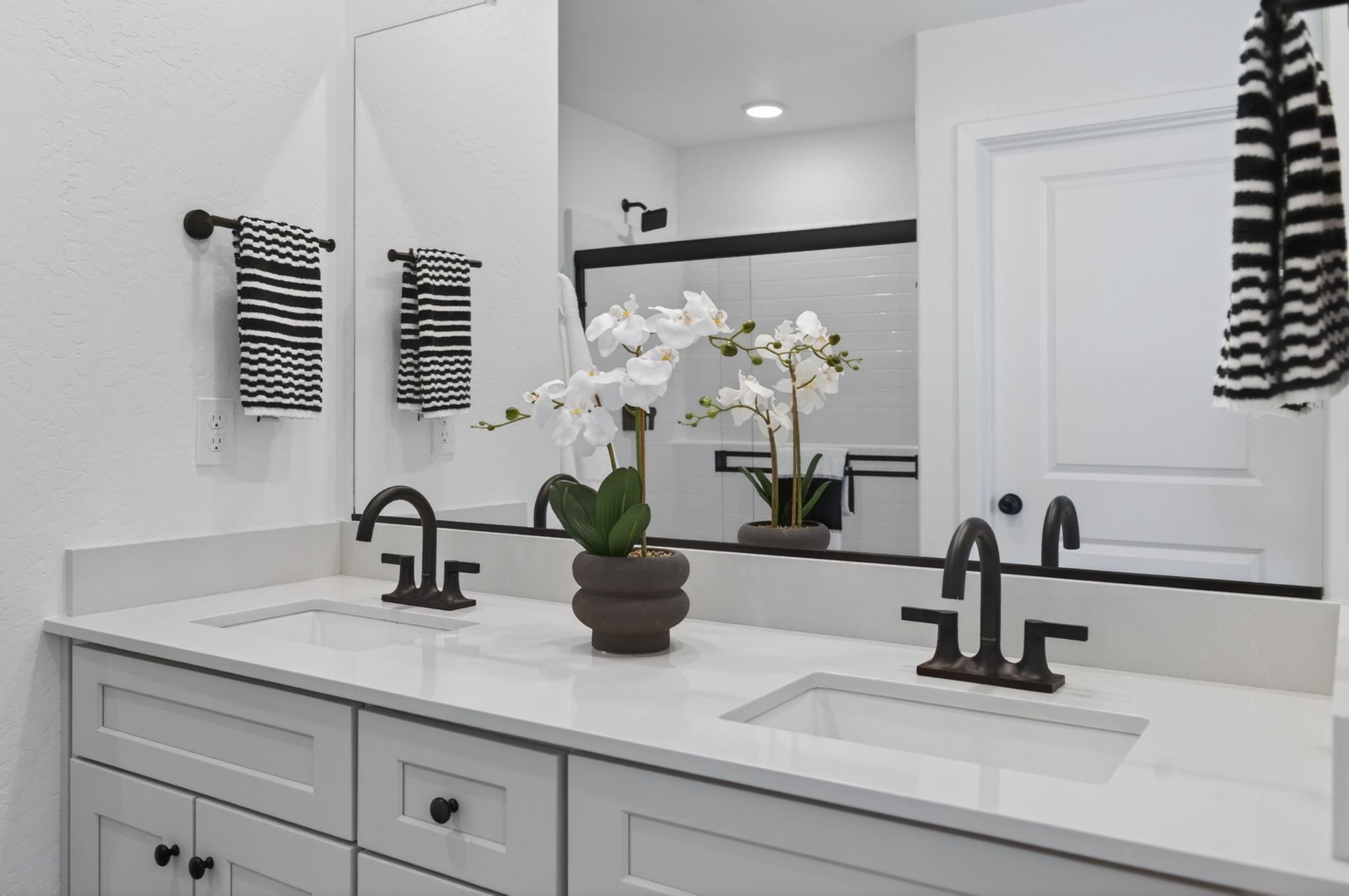 A bathroom with a sink and a mirror.