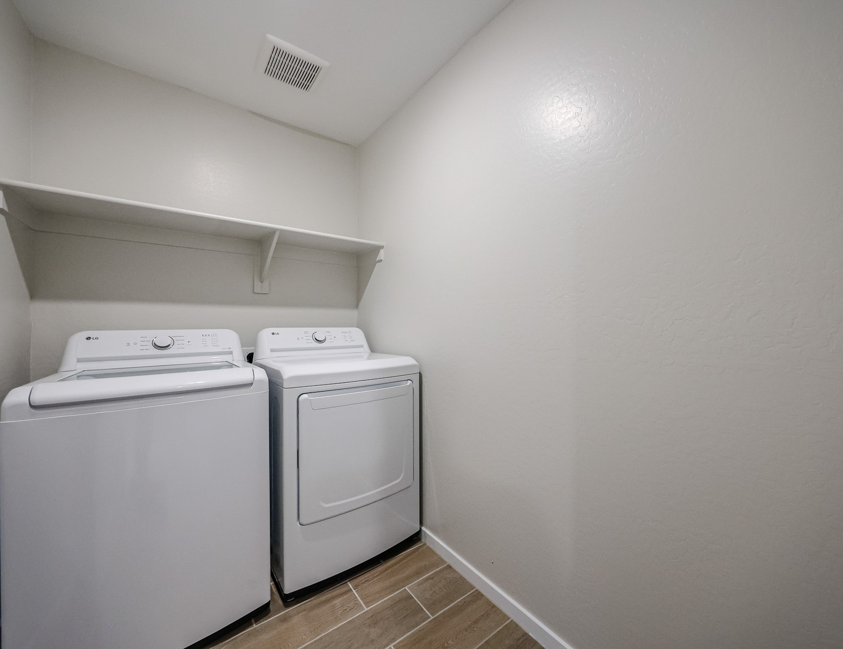 A washing machine in a room.