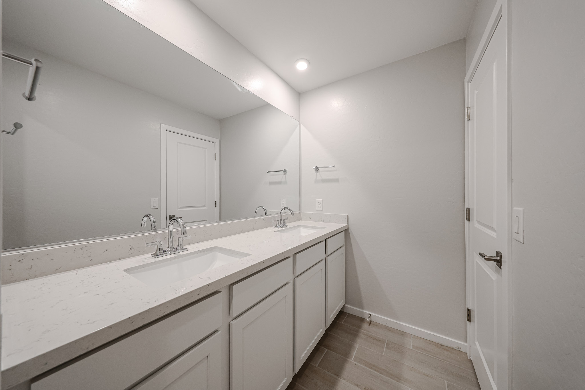 A bathroom with a sink and a mirror.