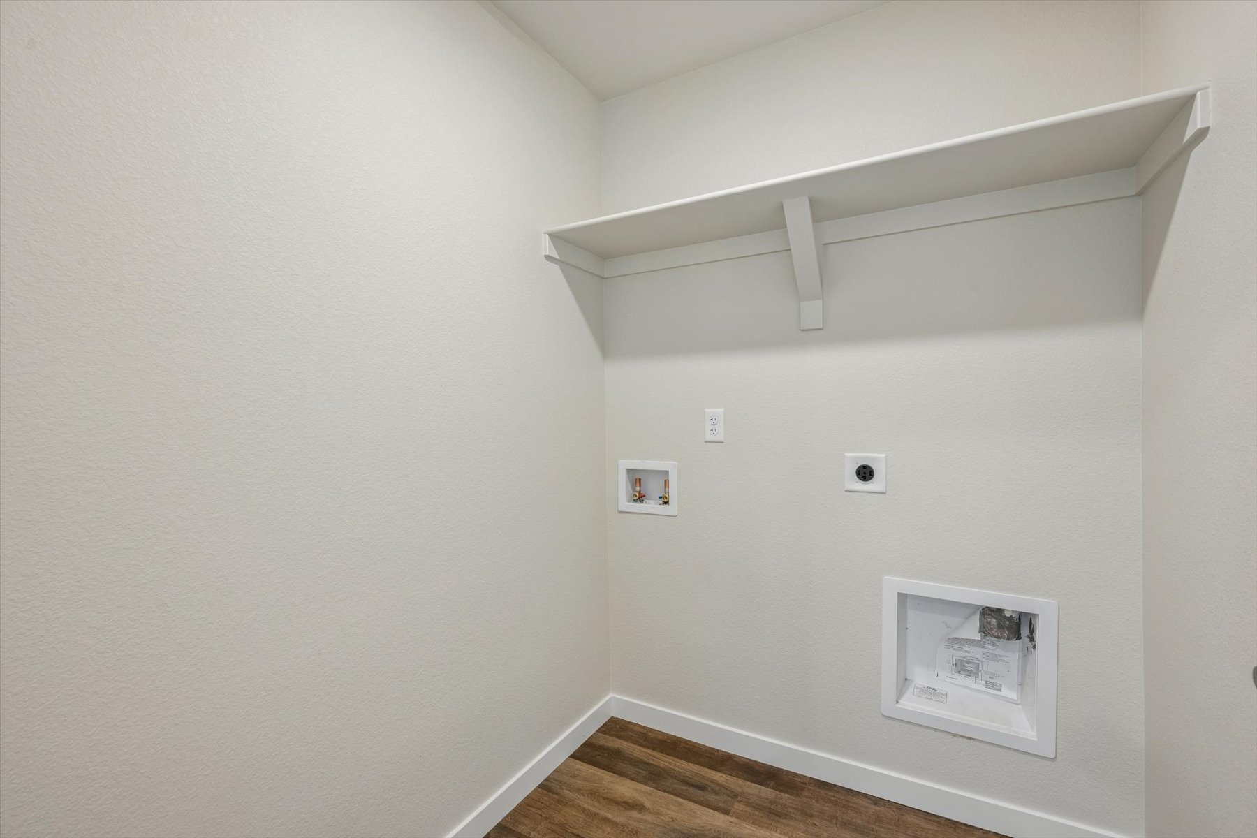 A white wall with a white ceiling.
