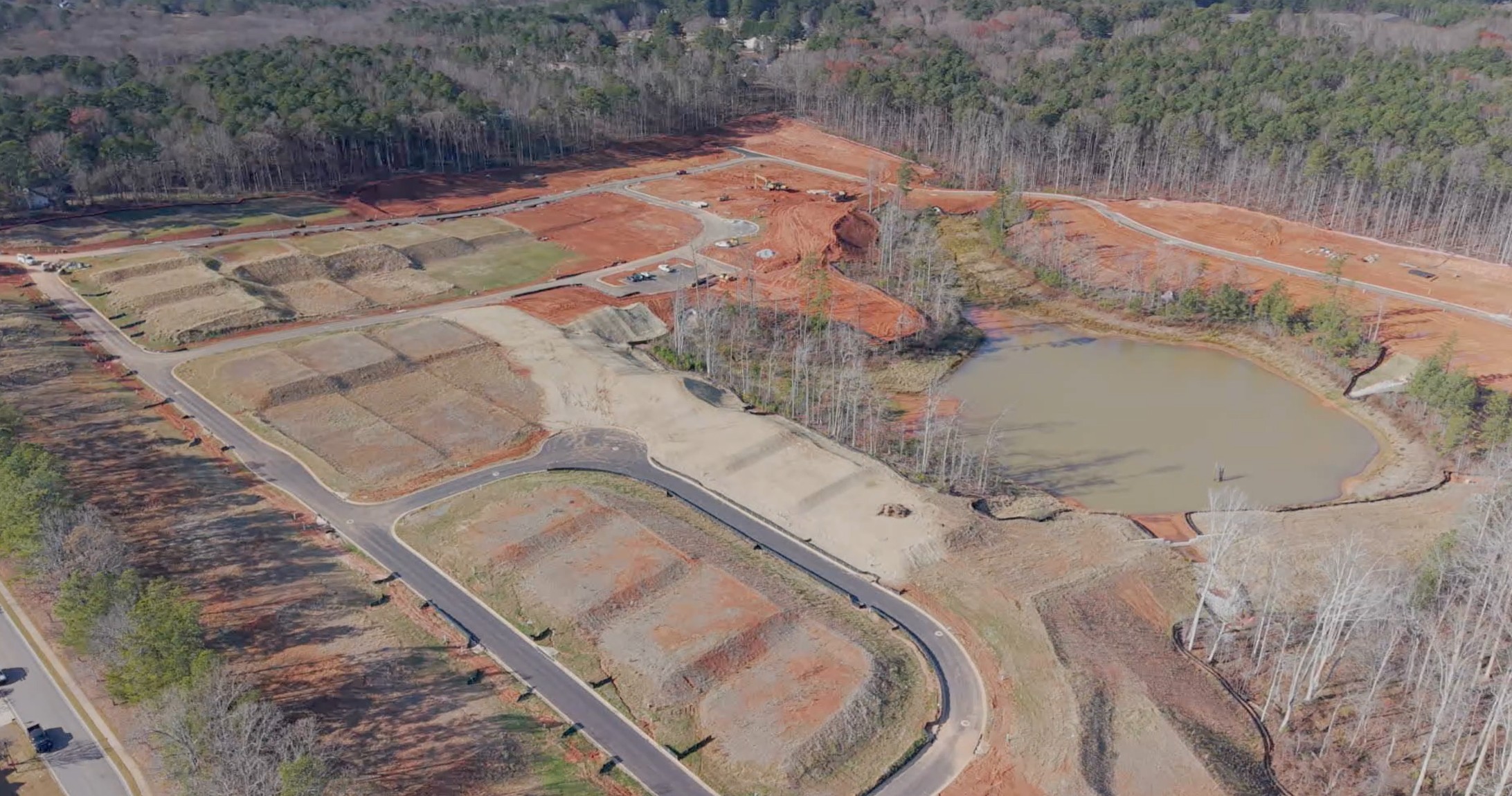 A large dam with a river running through it.