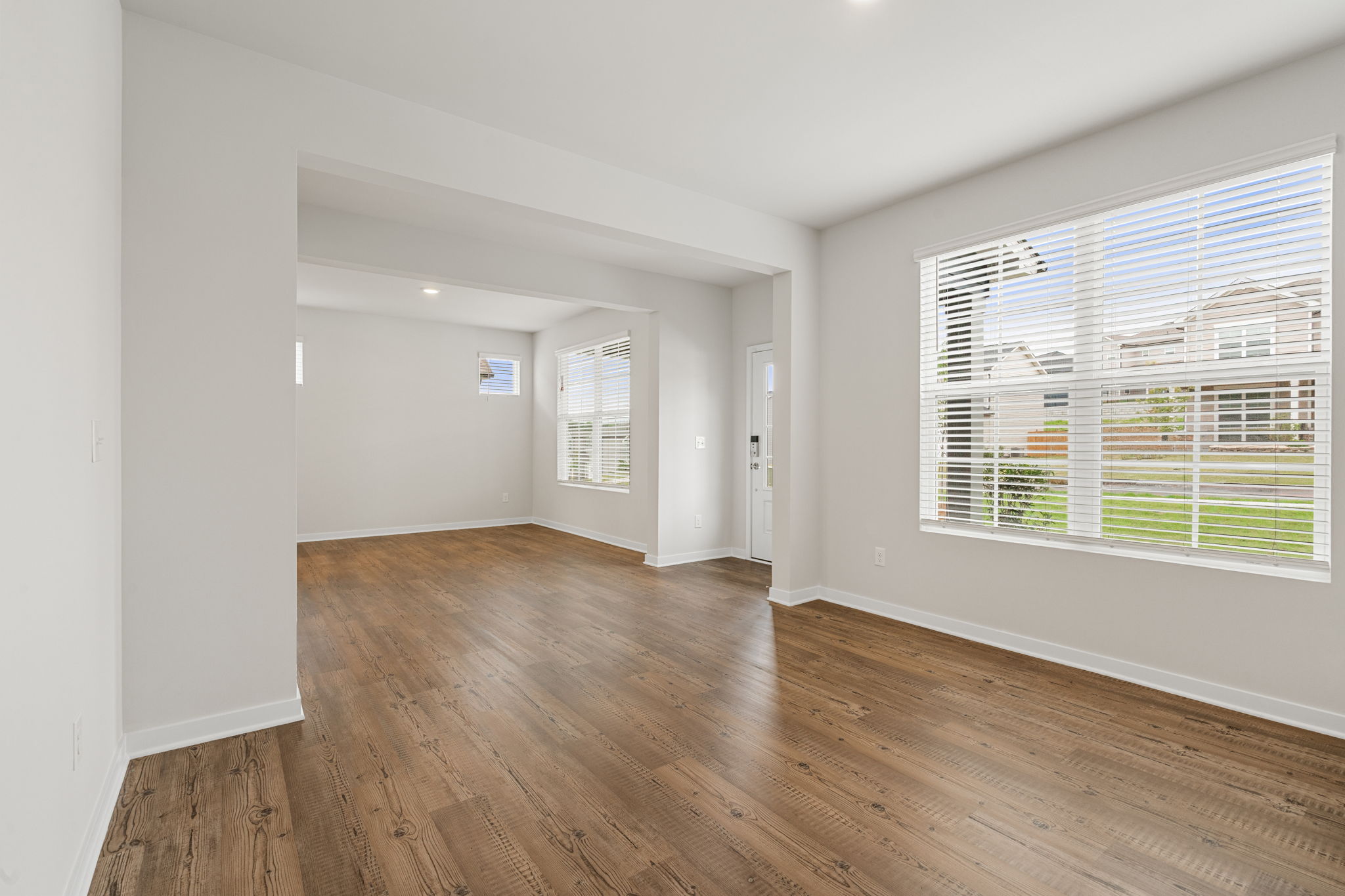 A room with a wood floor and windows.
