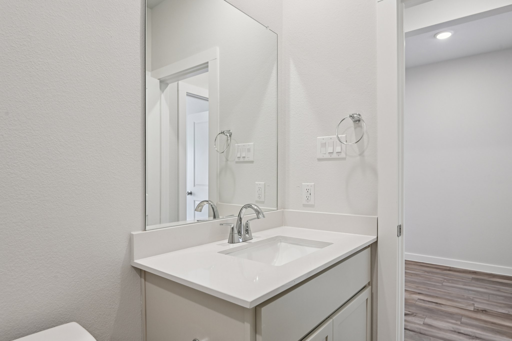 A bathroom with a sink and mirror.