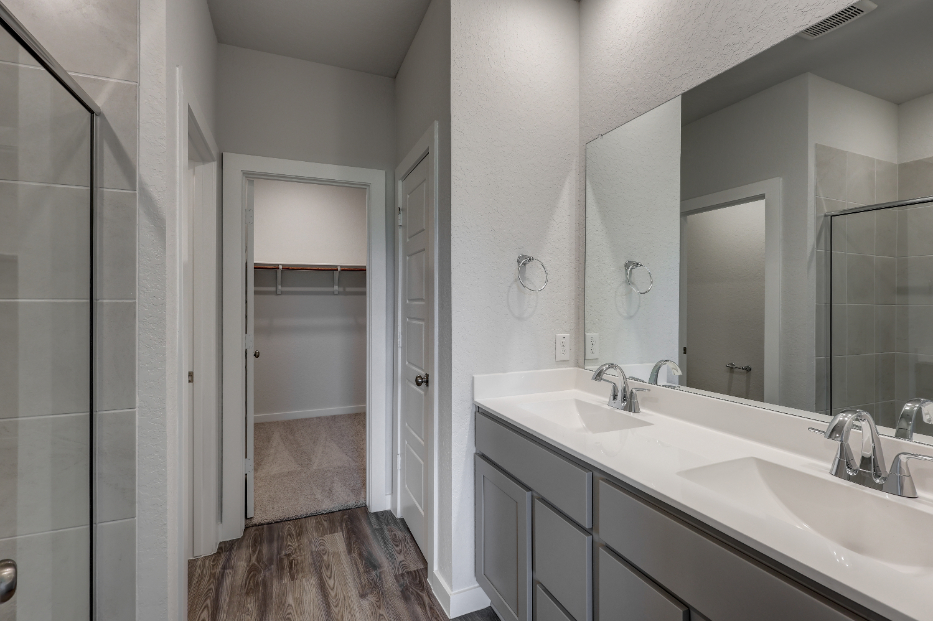 A bathroom with a sink and a mirror.